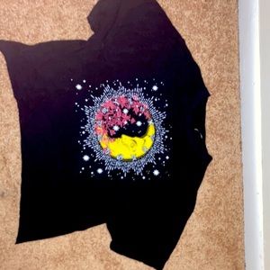 Black, cropped T-shirt with a sun and moon design